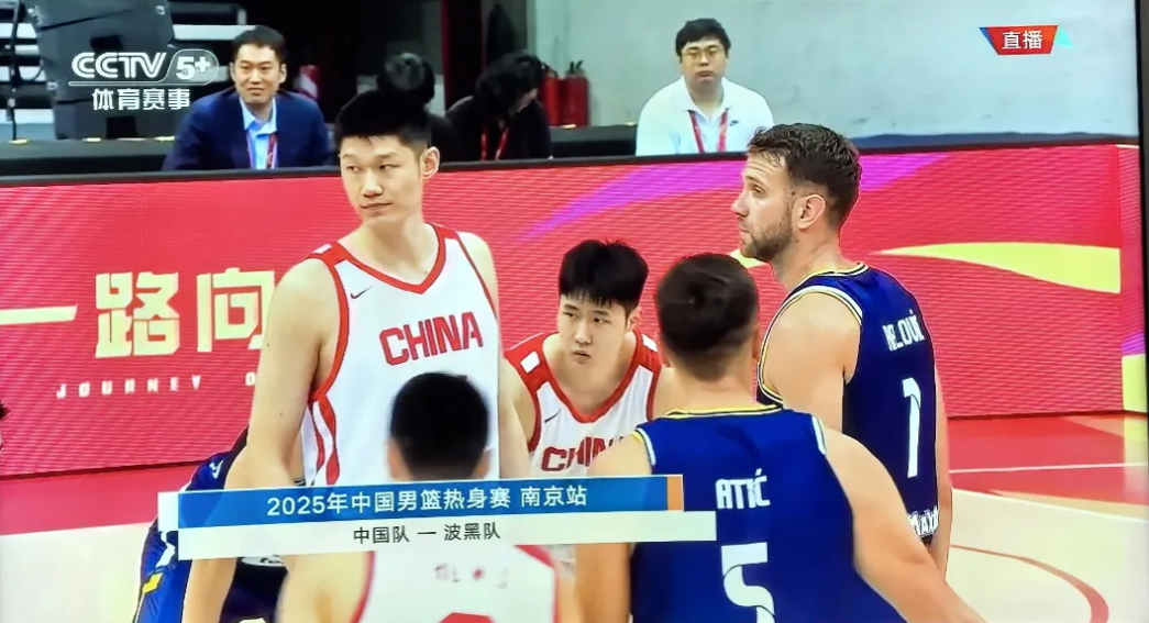 直播中国男篮热身赛与波黑的比赛。比赛开始，中国队快攻胡金秋两分，2:0，中国队犯