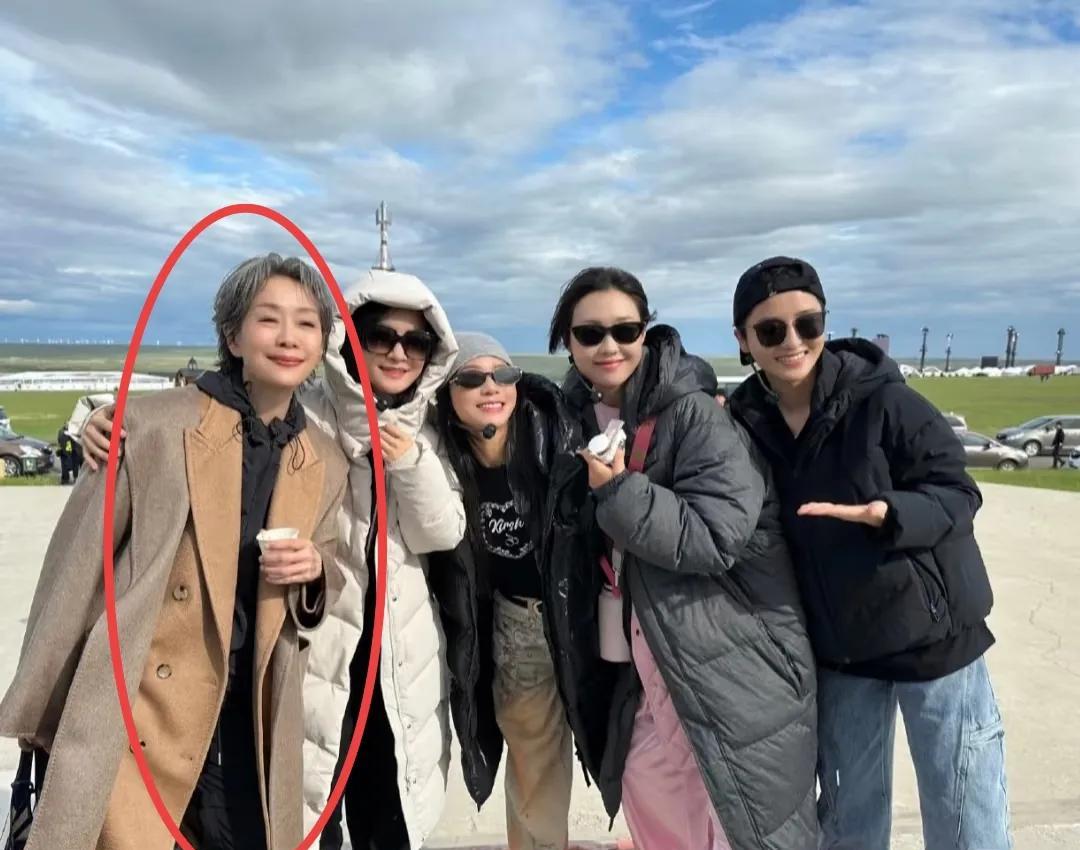 被叶童的时尚穿搭美到了！原来外套叠外套这么好看，这样的穿搭挺有创意的。乘风破浪