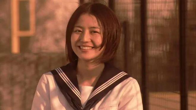 日本女星长泽雅美惊喜现身上海，参加电影见面会，引发粉丝疯狂关注。她的简约时尚穿搭