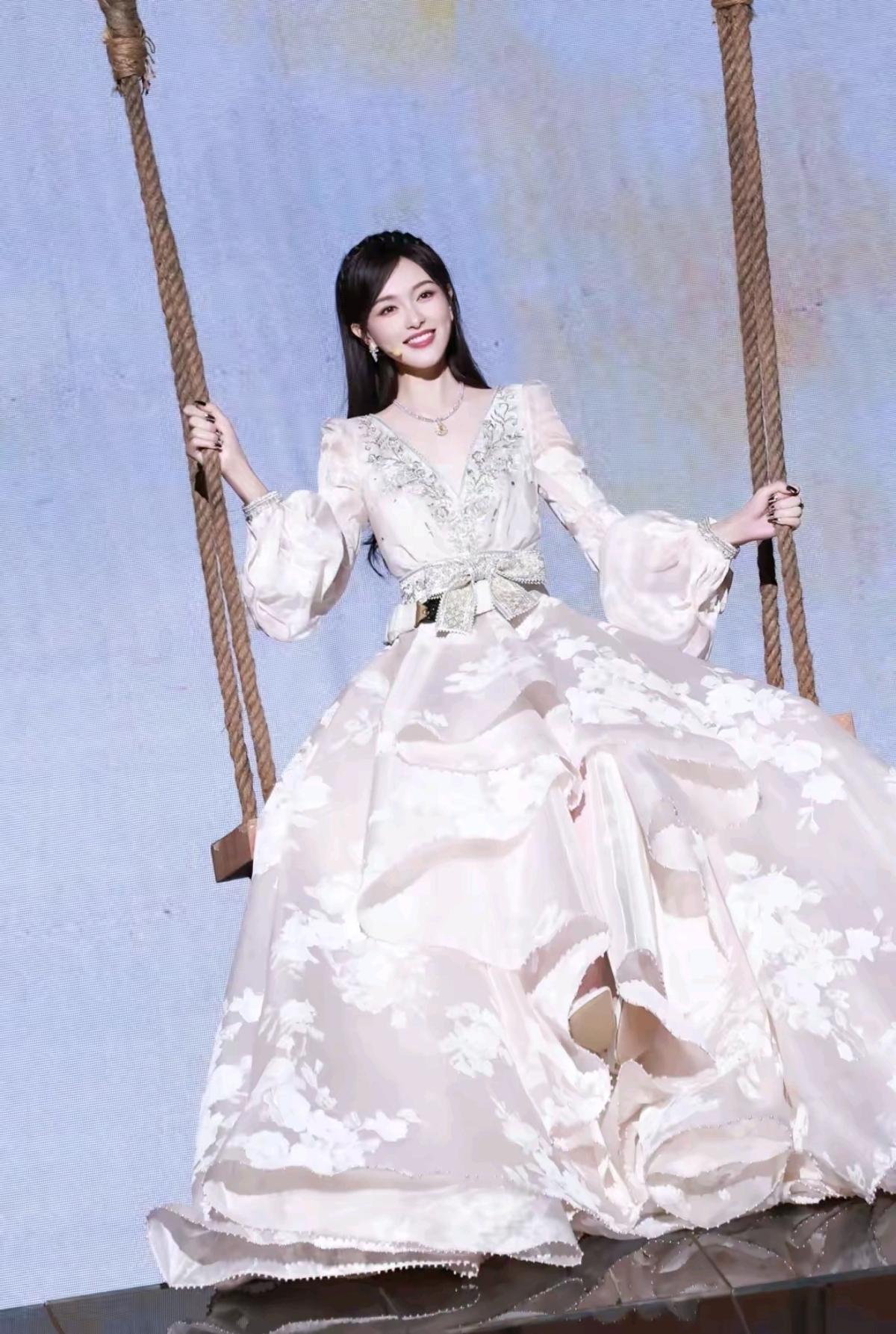  唐嫣一袭浅粉礼服裙，灯笼袖+碎钻点缀，在舞台上像发光的仙女，温柔又治愈