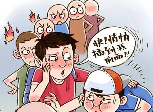 小张去一家公司面试。她到的早了点。面试官还没有到办公室。小张就站在门口等待。来