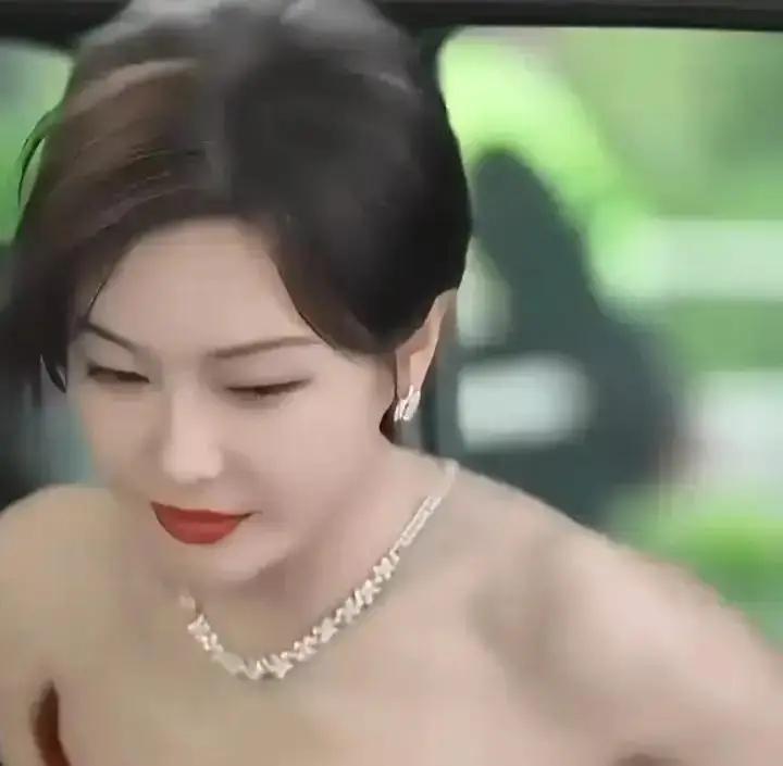 46岁的秦岚，至今未婚未育，怎么状态还能这么松弛，这么干净。她不是靠硬凹存在感出