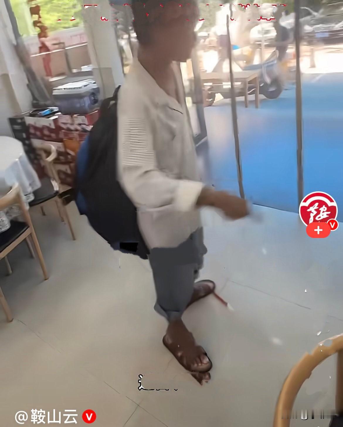 近日，广西一家小饭店，发生了一件让人无比心寒的事……一名乞讨男