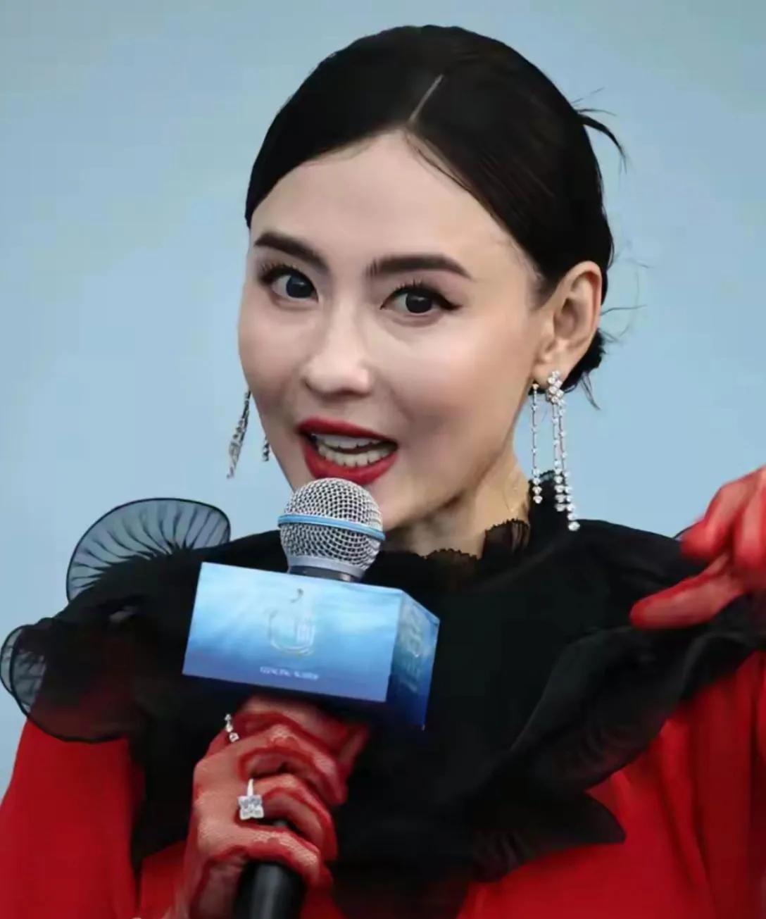 浓妆艳抹后的张柏芝也肉眼可见的老多了，你看是吗？