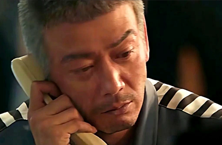 《以法之名》万潮最终还是被陈胜龙抓走了，被带走的还有万宏，万宏虽说和万潮一言不合