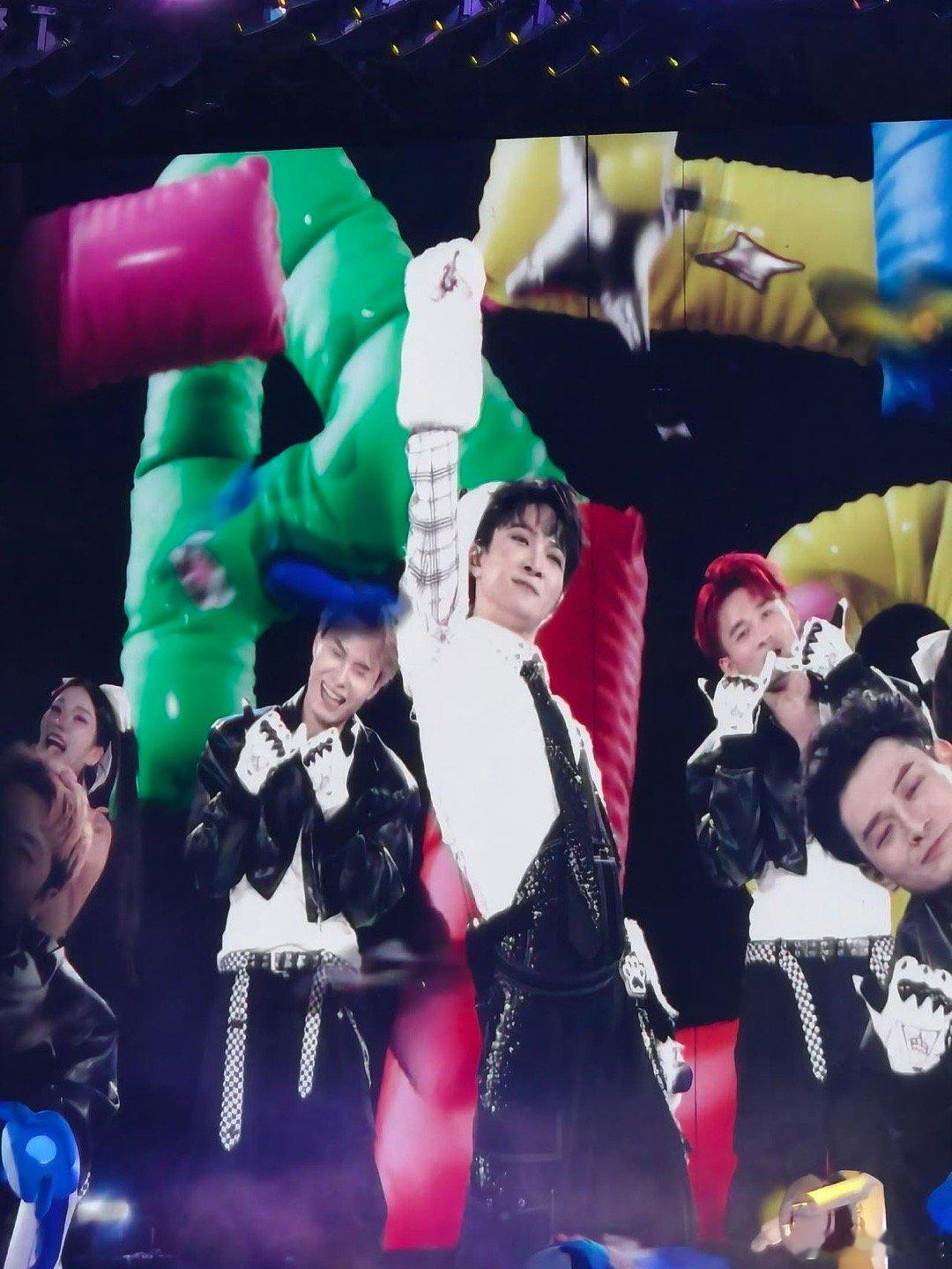 在周深演唱会被平底锅打了去看周深演唱会竟然被平底锅“打”了！气球人化身场边“小