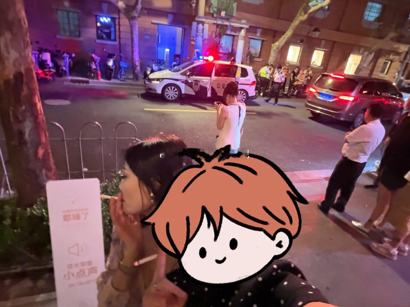 才發現我朋友拿我手機給我拍了兩張我好好看的照片呀很有氛圍感簡直就是甜妹絕了