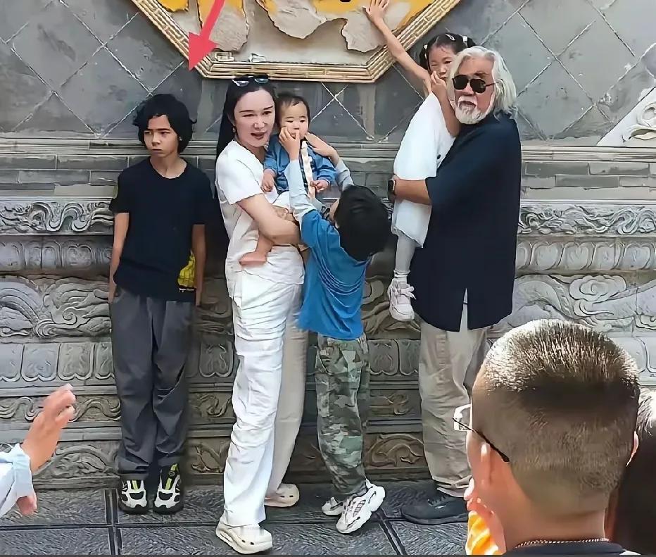 这画面是导演张纪中领着他的老婆孩子，在五台山游玩时拍摄的一张照片。张纪中身穿