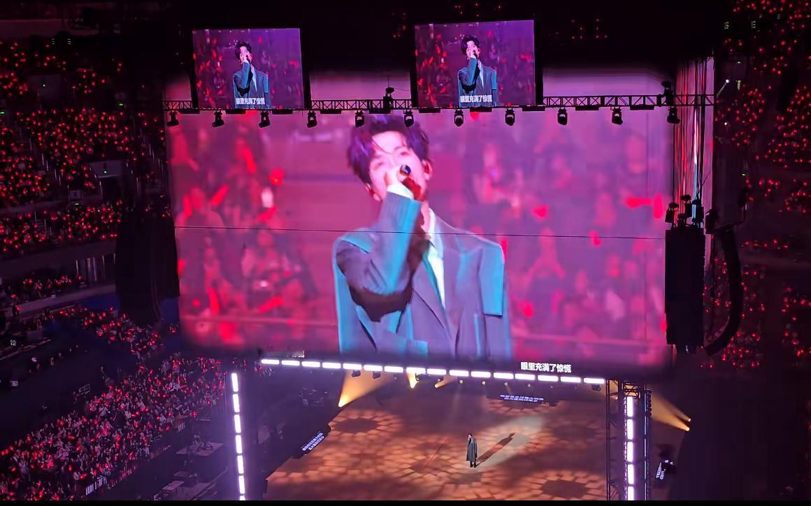 陈楚生《荒芜之境》武汉场“无题”响彻云霄。今晚的演唱会，生哥唱起了这首“无题”