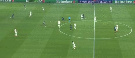 那个被利物浦甩卖的迪亚斯，却成了拜仁的大腿！利物浦后悔死了吧！因为区区几万欧的