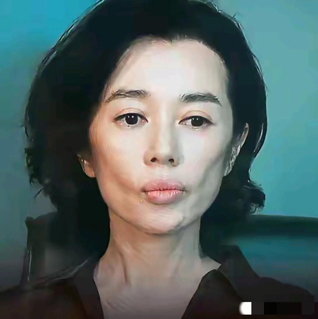 哇塞，镜头中的余男双颊塌陷，面部崎岖，目光无神，鼻孔外露，唇型怪异，颈纹深刻，已