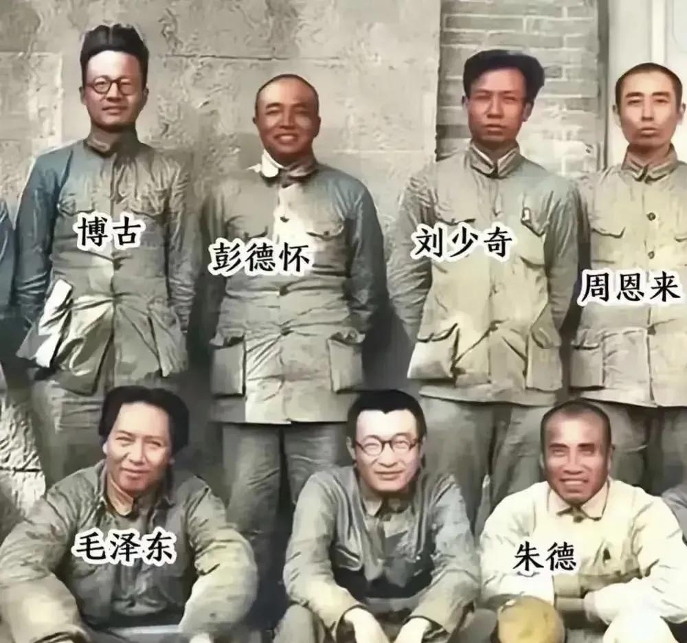 学党史跟党行，从这张照片看，在那个时代党的主要领导人都在里面。前排毛泽东，朱德
