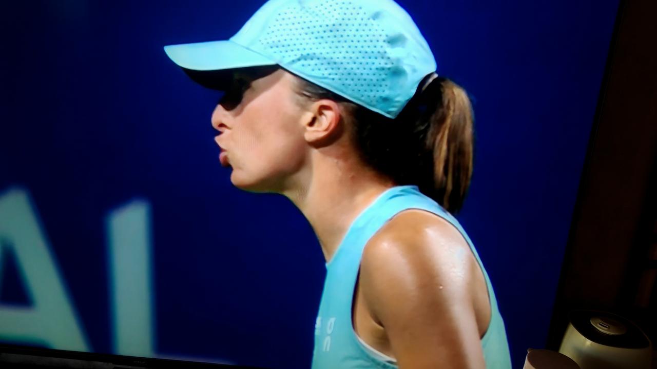 北京时间8月13日上午8:43至10:35，WTA1000多伦多站女单首场半决赛