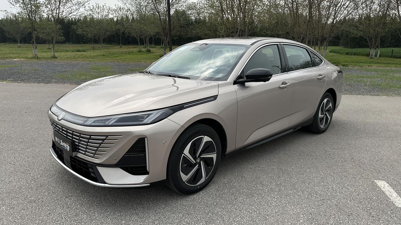 长安第四代逸动蓝鲸超擎，hev油混，蓝牌车，上午测了30公里，西安城区走走停停，