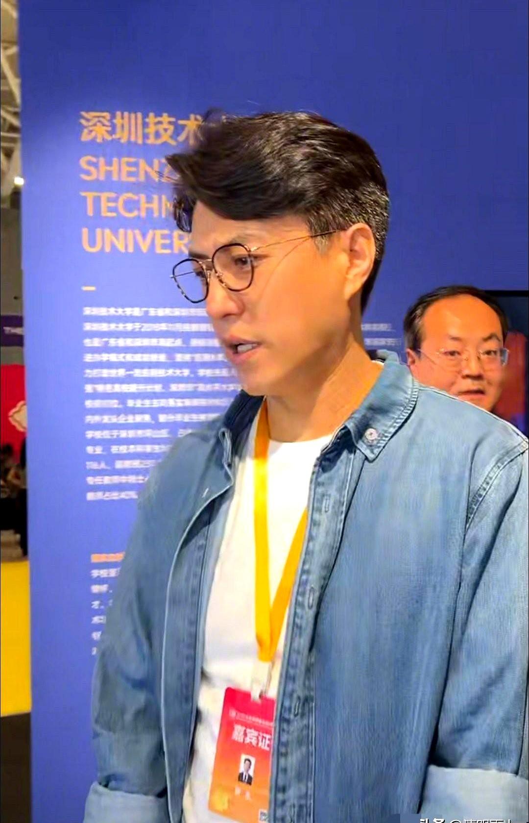 靳东最近又靠一张嘴火上热搜了！采访中被问到