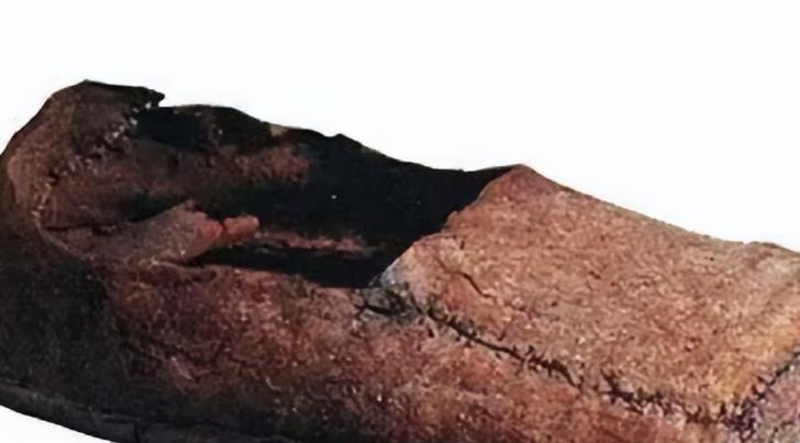 1952年，山西运城一男子修排水沟时捡到一双鞋，妻子嫌晦气让他赶紧丢掉，男子还是