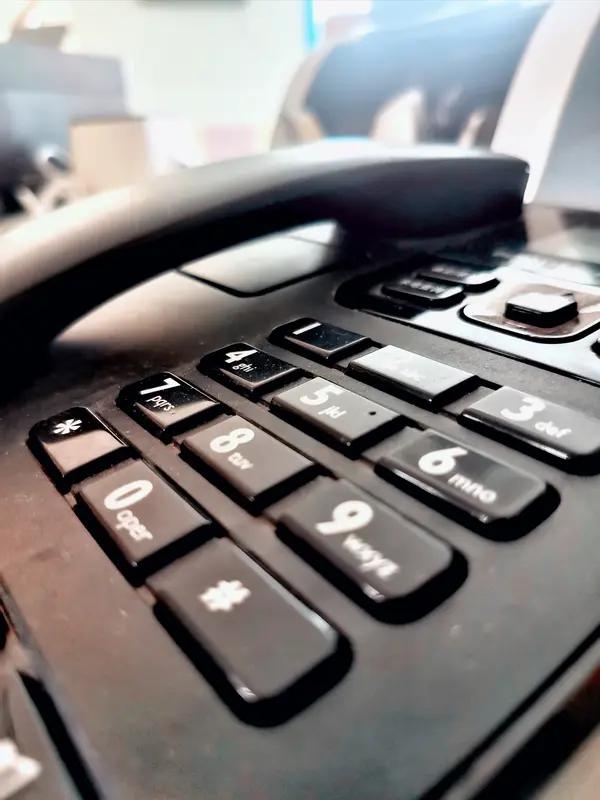 办公室都懂的不成文规矩，谁接电话谁开会，这工作就变成谁的了而且活越来越多