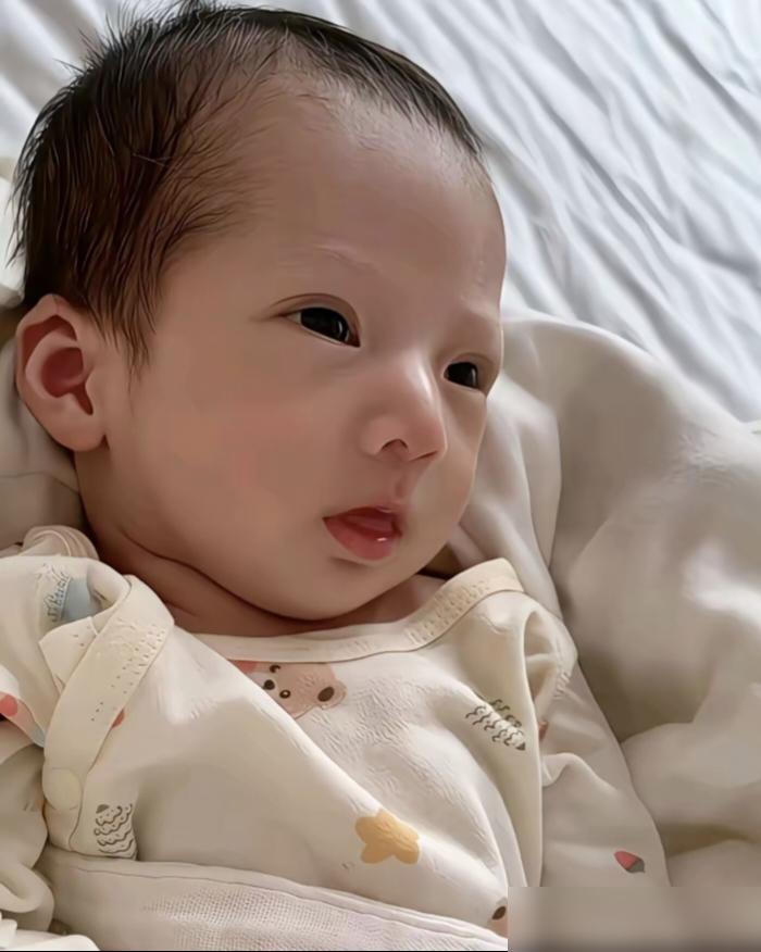 张兰家的小孙子，前阵子因为小名闹了好大动静。正月初七在台北出生，张兰直播第一