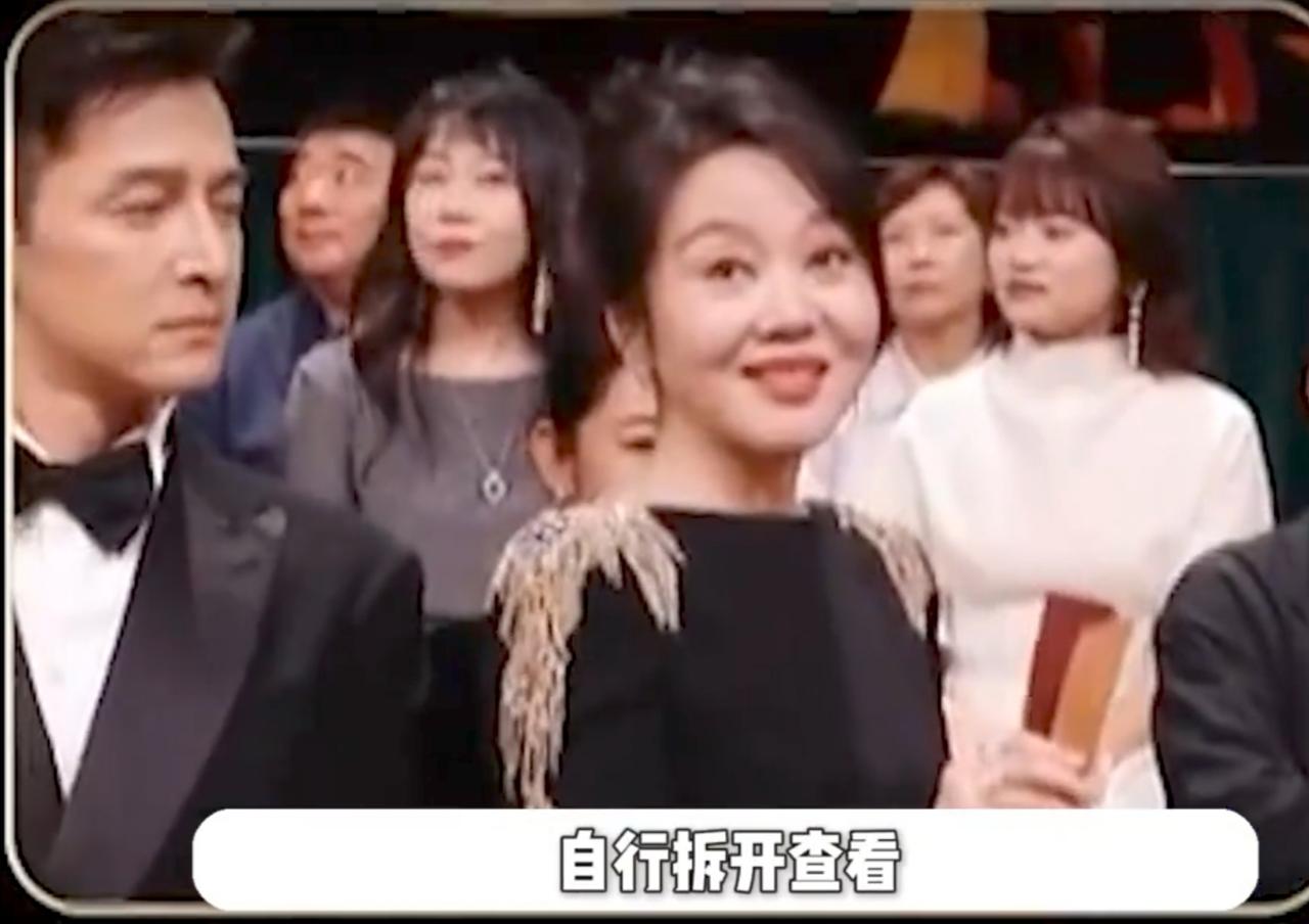 闫妮这回“掉得大”！金鹰奖颁奖时“出洋相”的镜头被网友刷屏。纷纷赞许情商高太可爱