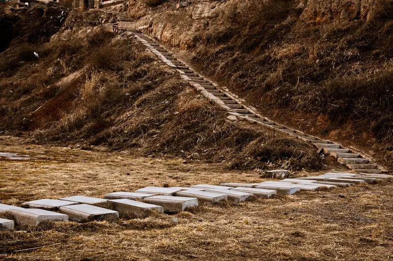 难走的路，从不拥挤《人民日报》曾说：难走的路，从不拥挤，但是孤独；好走的路