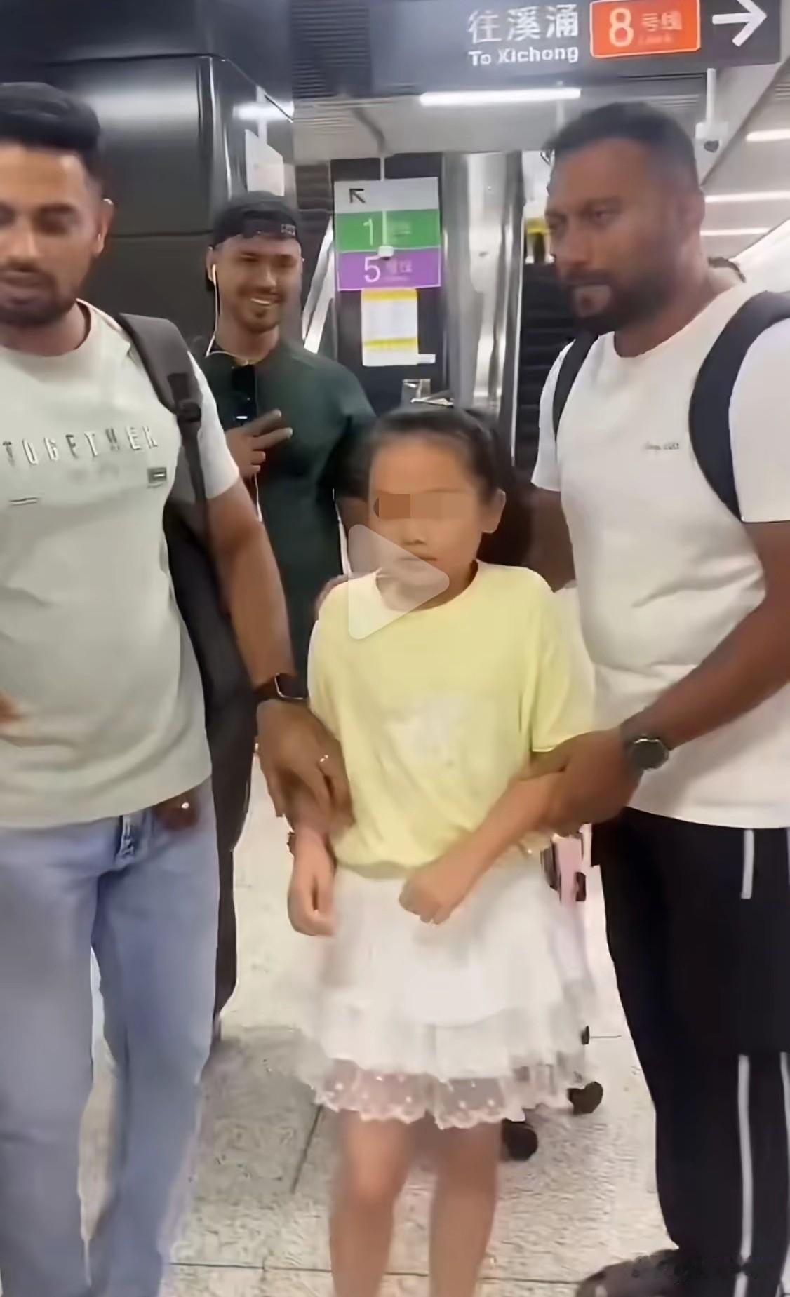 这都是什么神操作？一位家长带着女儿坐地铁，路上碰到几个外国人路过，家长立马特别