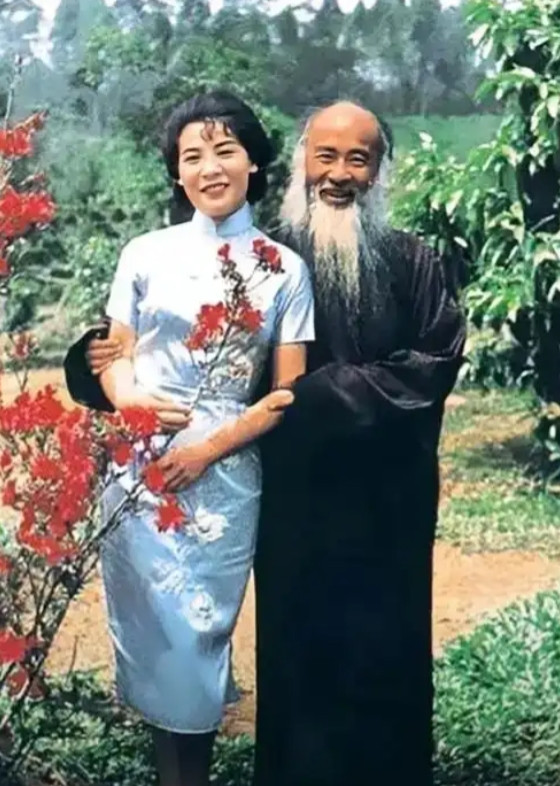 这是1967年张大千和他的第四任夫人在美国加州的留影。照片中张大千洁白的胡须和第