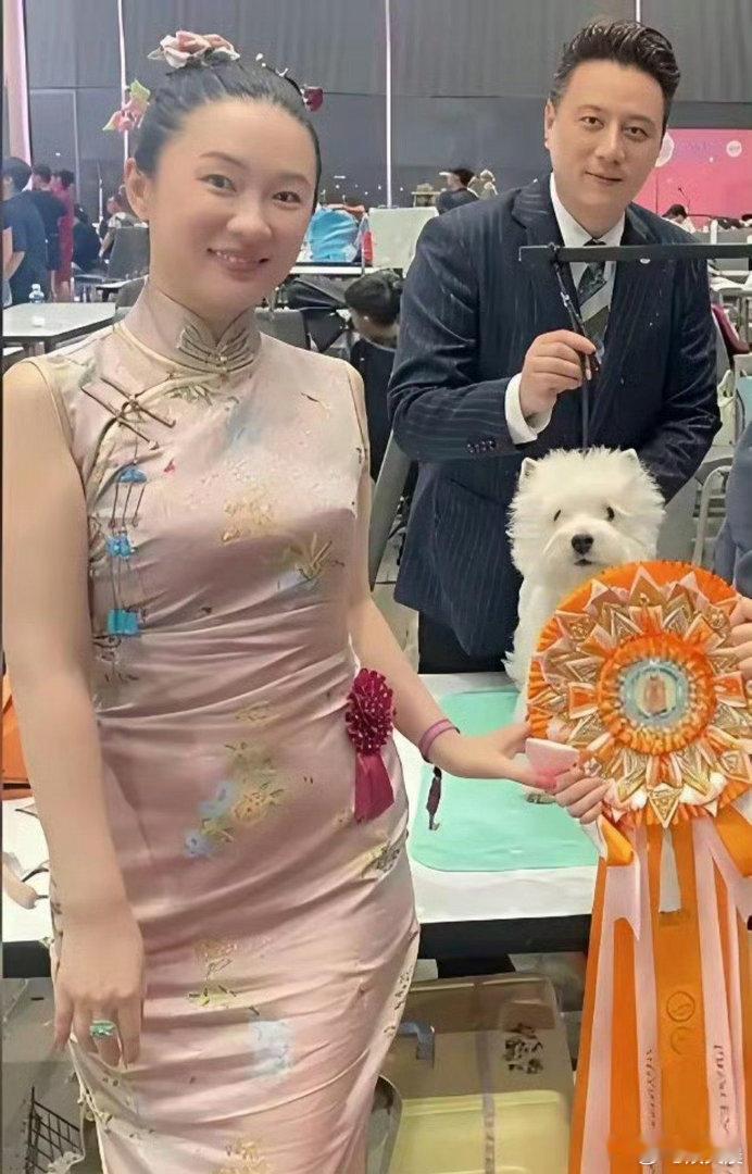 霍思燕身穿温婉旗袍身段曼妙，勾勒出玲珑曲线，平日里更是满心喜爱小动物，格外温柔有