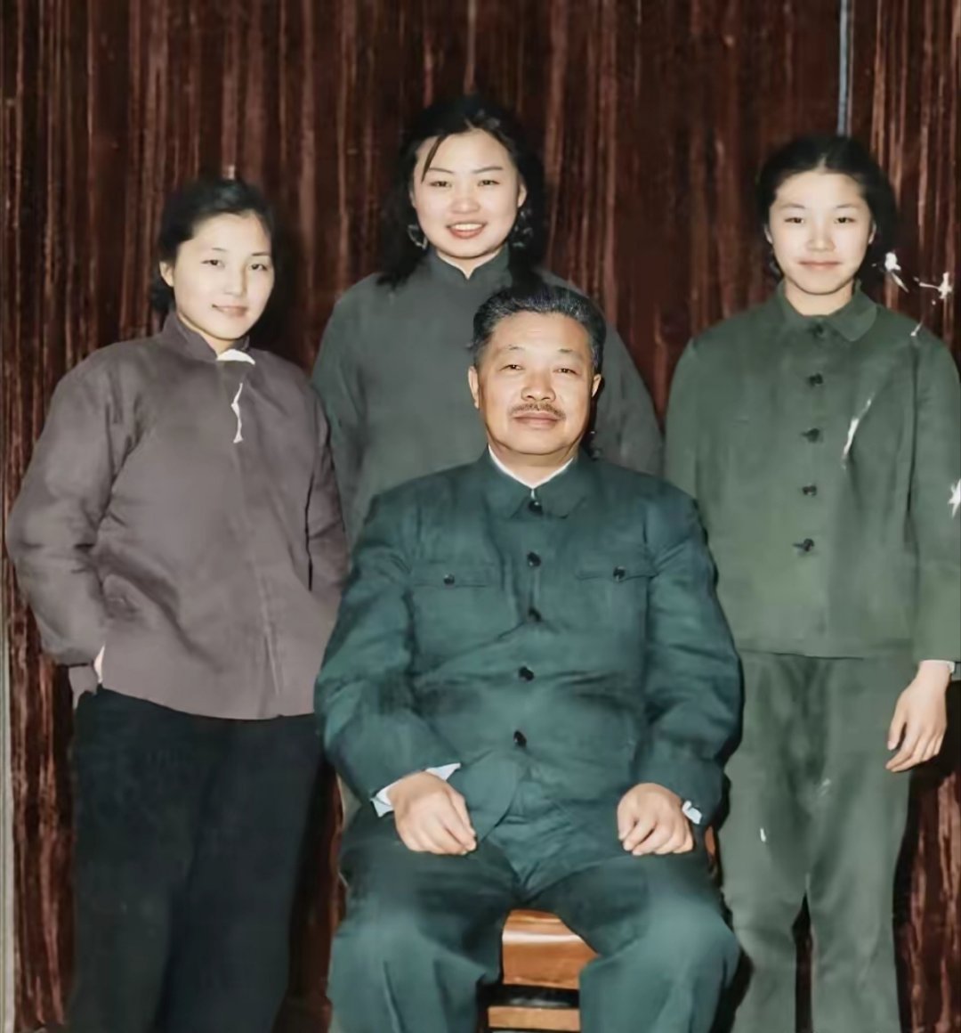 50年代，贺龙元帅与三个女儿的合影。历史
