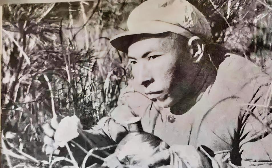 1952年，一名美军手握刺刀，对着志愿军的遗体狠狠的刺了下去，看到志愿军没有反应