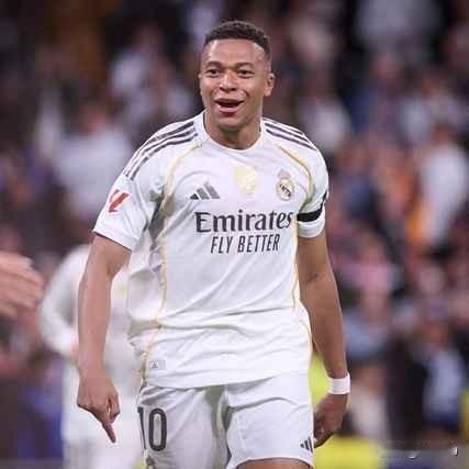 👀姆巴佩年满27岁559场417球178助，同龄C罗531场272球106助，