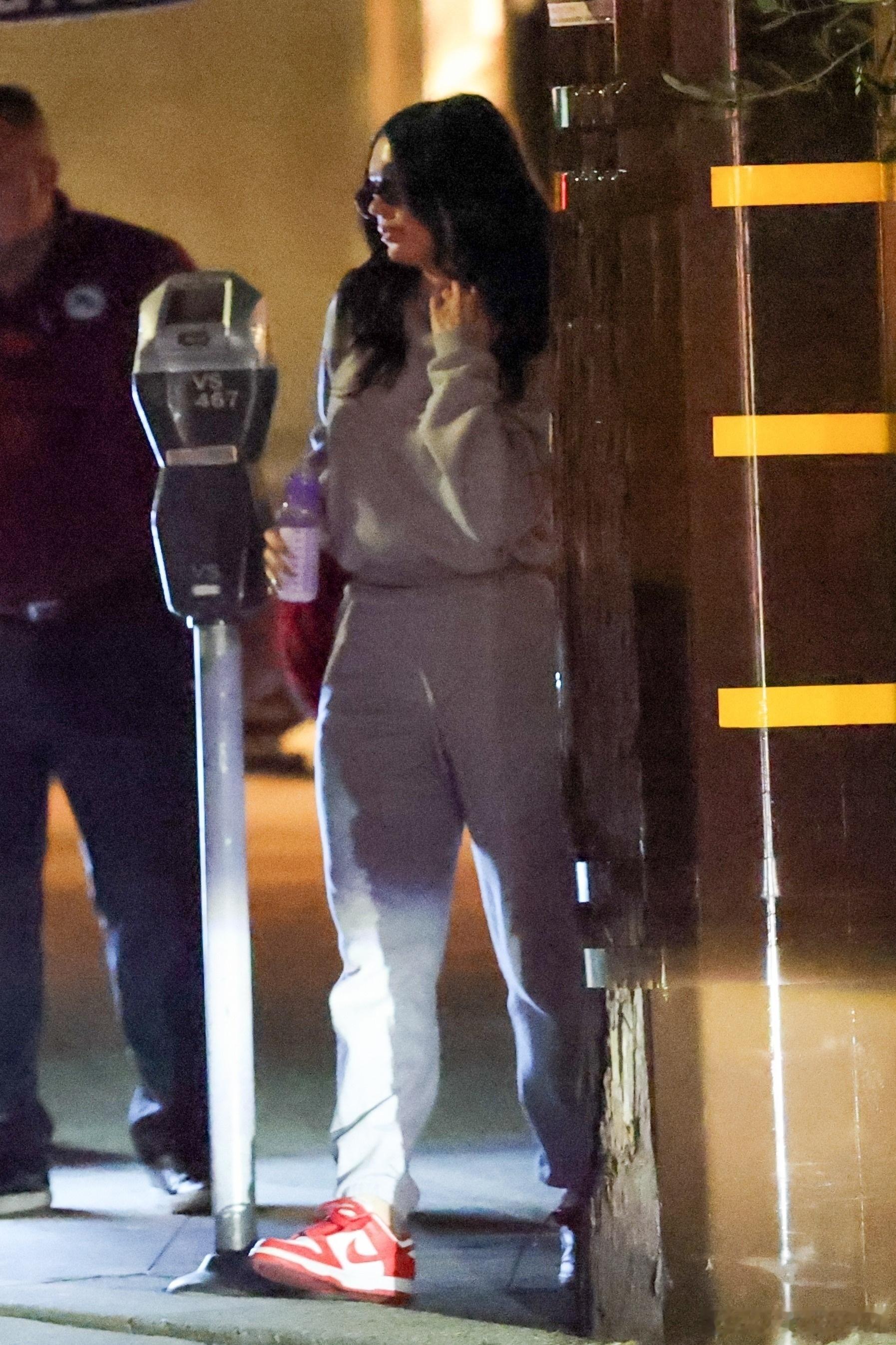 Meganfox梅根福克斯带着女儿和闺女她爹MGK在洛杉矶外出，两人带娃就餐后