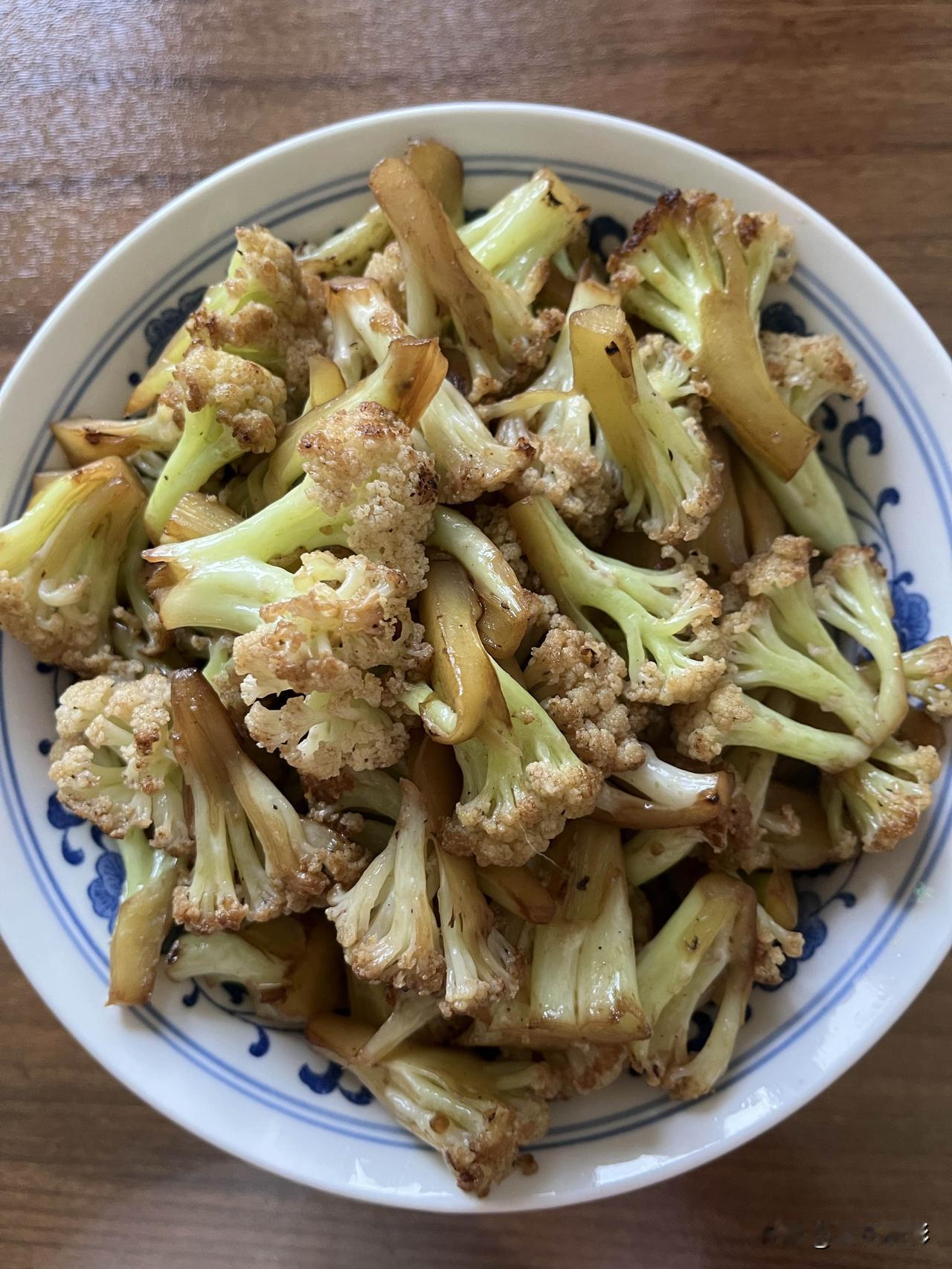 好友们晚上好！周日快乐，晚餐香香！今天的晚餐：排骨炖豆泡干煸菜花窝头玉米