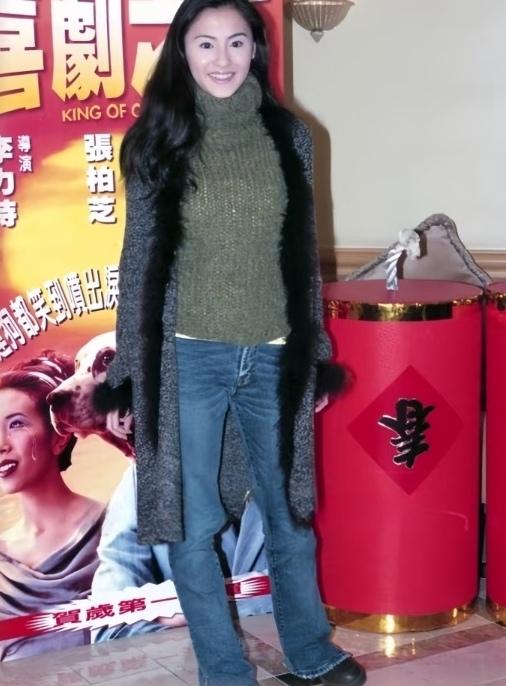 真的被早期张柏芝惊到了！巅峰时期出席电影发布会，她的穿搭也太朴素了吧！当时《喜
