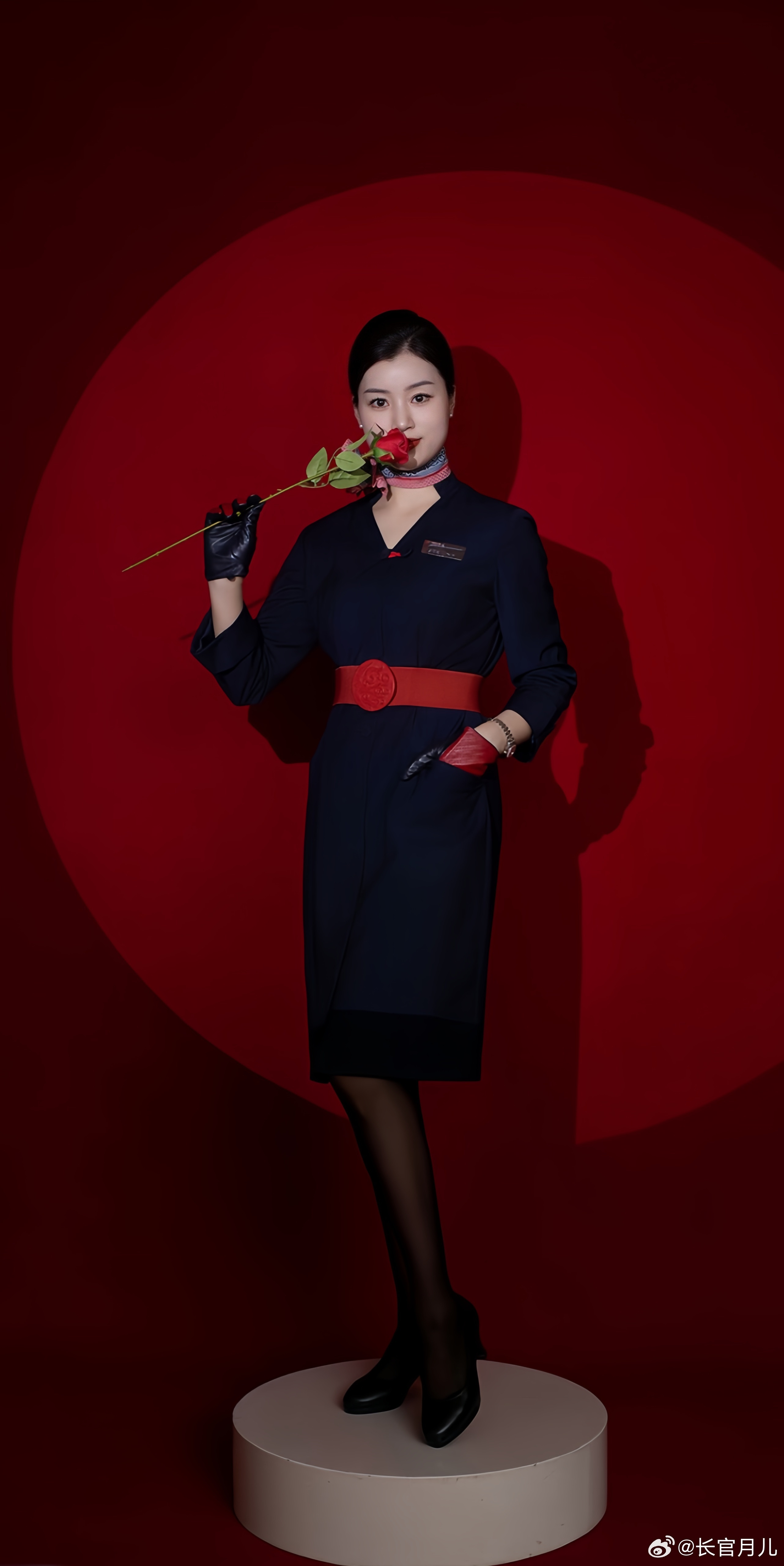 东航空姐的制服照，又美又飒。