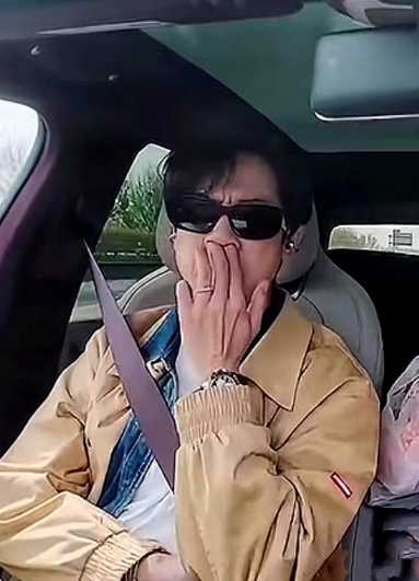 董璇这是被做局了综艺里，张维伊在车里对着董璇，被拍到用力吸气让鼻子显得更大。