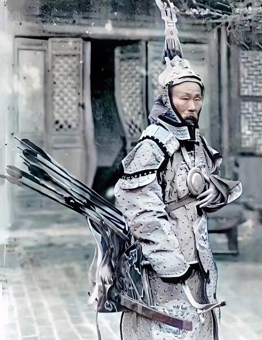 1903年，广西提督苏元春被押送京城将要斩首，他多年的同僚好友纷纷袖手旁观，唯有