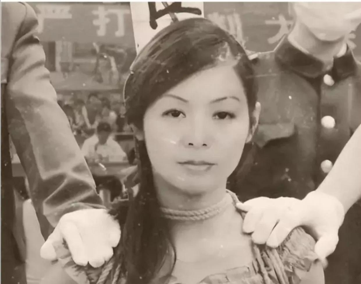 1983年，一女子在河里洗澡，却因此被判死刑。临死前，女子望着天空、绝望地说