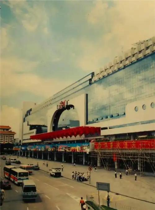 1991年，邓公给深圳火车站题字，故意少写了一个“站”字，当时没人理解，事后才知