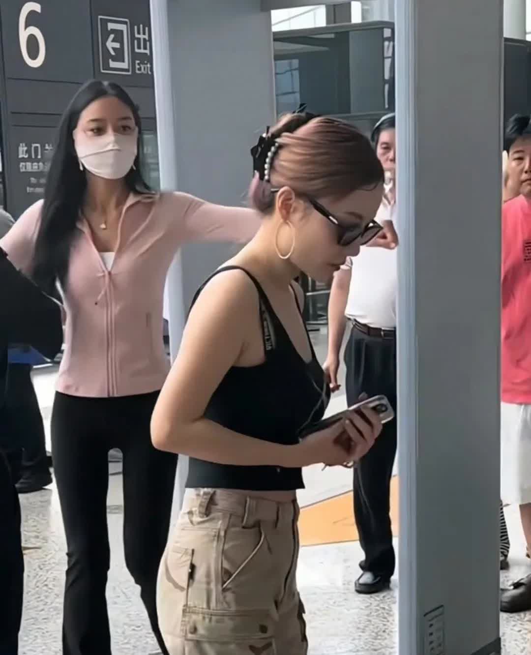 如果当初李小璐能够约束住自己，也不至于现在自己提行李！记得以前她出来旅游被拍，都