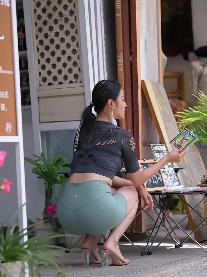 美女手上的东西差点让我破防了！这张CD有人见过吗？现在的00后估计都没见过这玩意