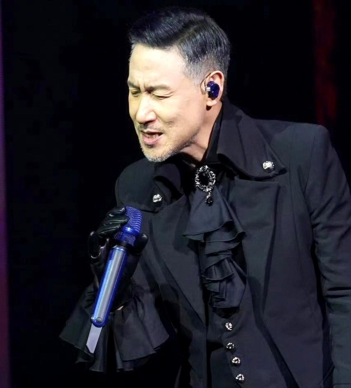 全网都说64岁的张学友出来捞钱，我只想告诉你一件事：柯受良走后，他养了柯的两个孩