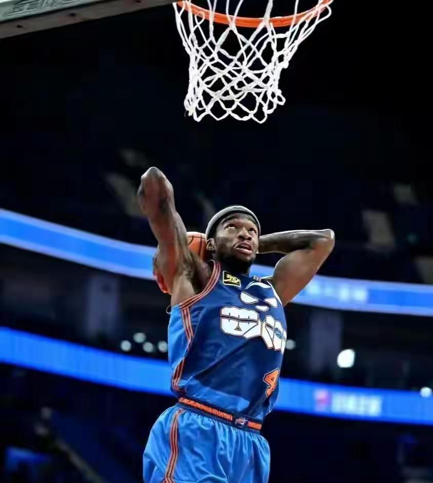 萨姆纳加盟，杜锋多了一份夺冠的底气。在朱芳雨的成功运作下，杜锋又得到