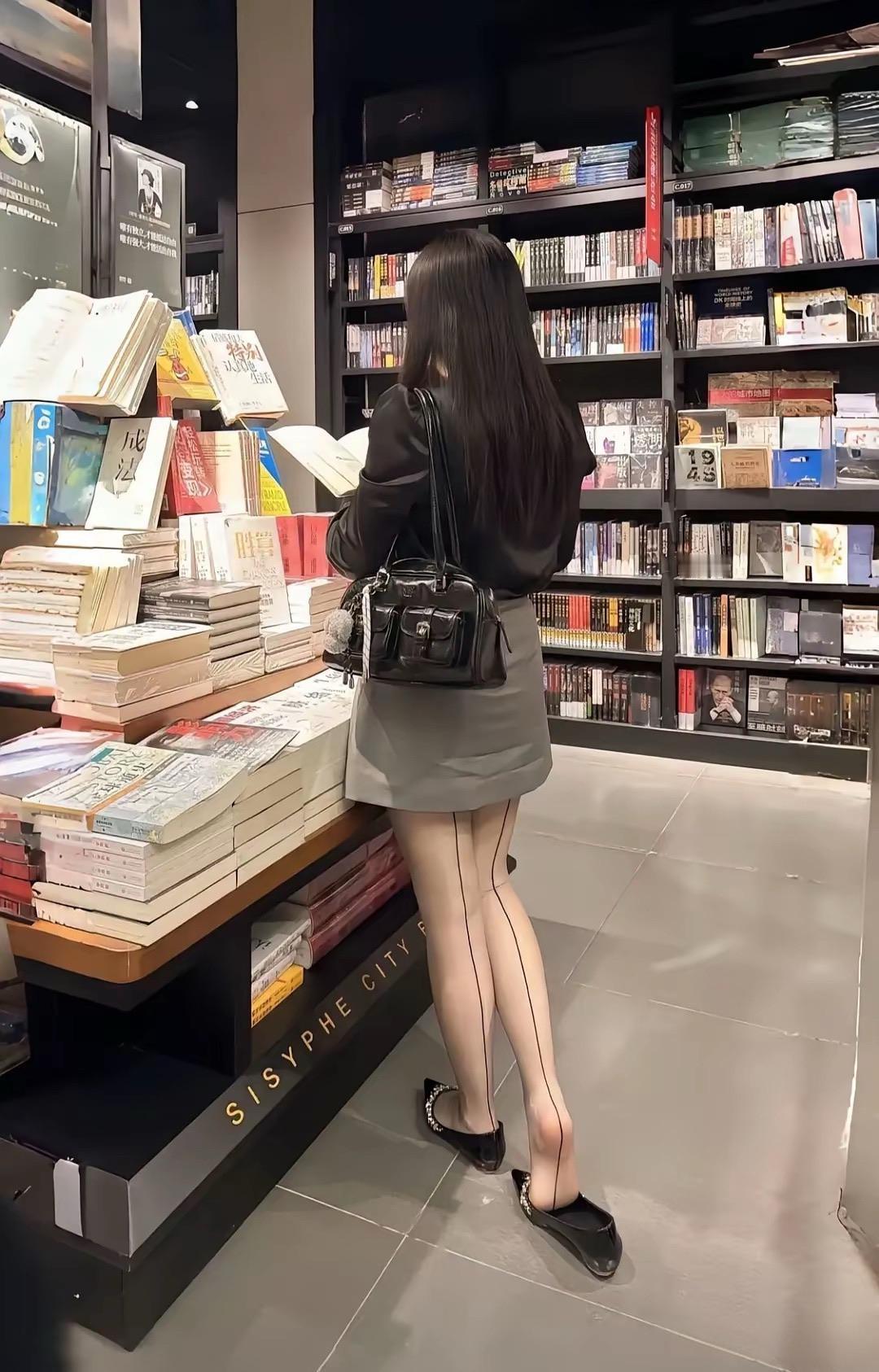 这设计两条线显腿直吗