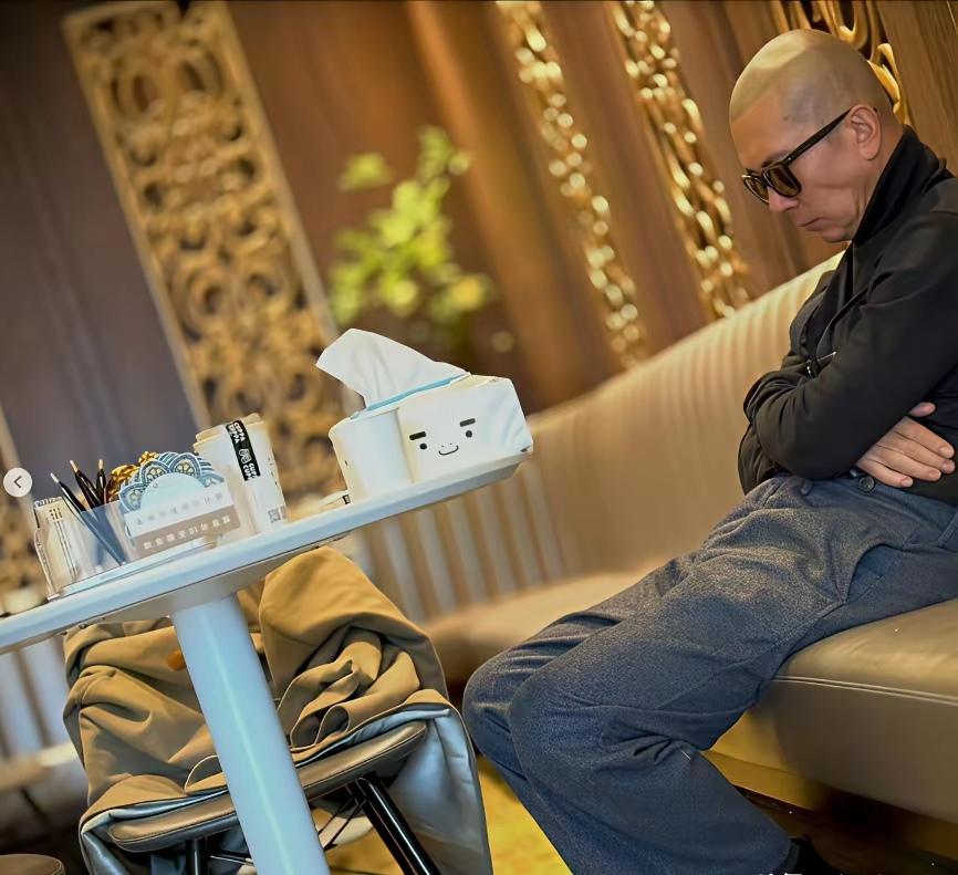 具俊晔这波操作，看傻了不少人。队友姜元爆料，大S一周年忌日当天，他一个人缩