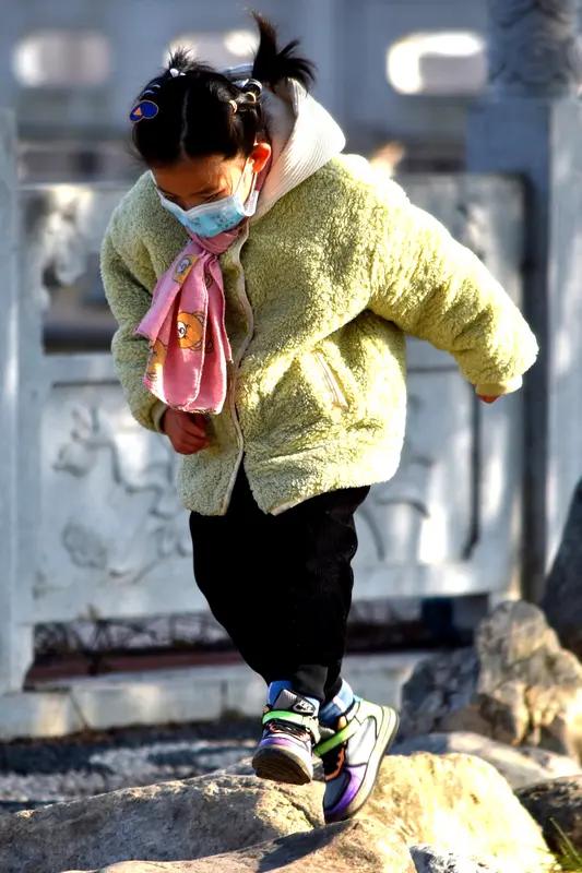 快过年了，大家要小心了。今天晚上大约八点左右，有人咚咚敲门，打开一看，是一个很