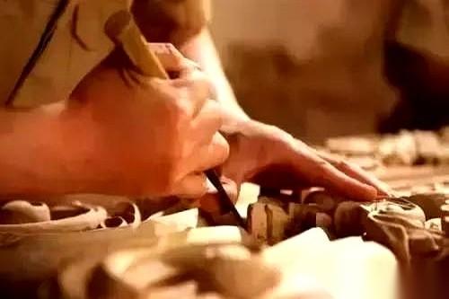 输了。未进四强。一帮人嗷嗷叫地扑上来，就等着这一天呢。二十多年了，耳朵都快