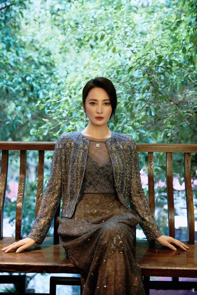 蒋勤勤脸和年龄各长各的难以置信啊！蒋勤勤都50岁了，脸却像刚30出头，皮肤状态