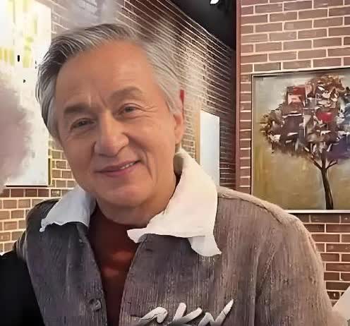 成龙大哥这辈子注定要遗憾终生了！他挣再多的钱，再有巨星光环，2025年，已经71