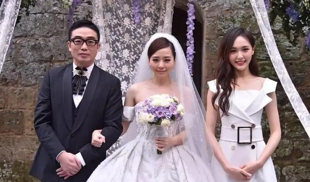 2015年，张靓颖在演唱会上，突然向大自己19岁的冯珂求婚，她说：“我们在一起1