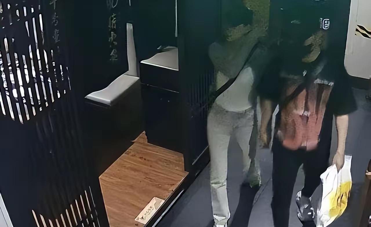 汪峰森林北又秀恩爱，十指紧扣吃火锅，相处细节和章子怡不同……男人都是喜新厌旧的